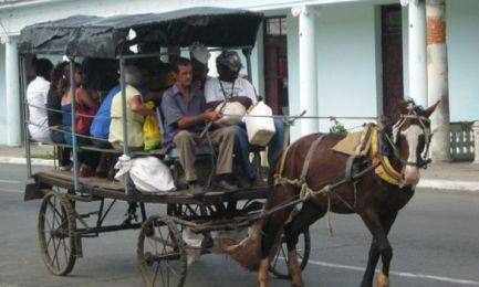 CARROS PELIGROSOS. En Cuba todavía son el principal medio de transporte para gran parte de la población. Con accidentes –muchas veces mortales- a la orden del día