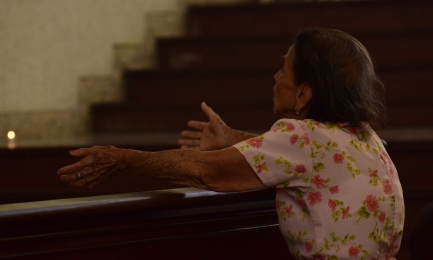 Una salvadoreña invocando al nuevo beato | Foto: Francisco Rubio