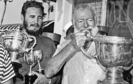 Hemingway y Fidel Castro premiando a los ganadores del torneo de pesca fundado por el escritor. Foto El País