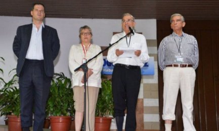 “Ni una mina más”. Foto de los negociadores. El Espectador