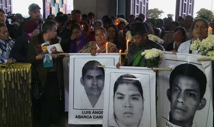 ¿AYOTZINAPA ACUDE AL PAPA? Padres de los 43 estudiantes desaparecidos en México piden un encuentro durante el viaje de Francisco a los Estados Unidos