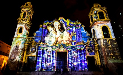 Una foto sugestiva de la Catedral de La Habana sobre la que se ha proyectado la imagen de la Virgen con el Niño /Foto Roberto Chile