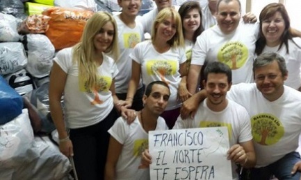 José Ignacio Bergoglio muestra un cartel donde está escrito: “Francisco, el norte te espera”.