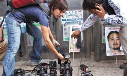 PELIGRO MORTAL. En esta condición se encuentran muchos reporteros mexicanos. Escritores y periodistas, directores y actores lanzan un llamamiento al gobierno de Peña Nieto.