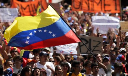 VENEZUELA. LOS INDECISOS A LA CABEZA. Encuestas sobre el voto de diciembre: el 41 por ciento de la población no está a favor de Maduro ni de la oposición