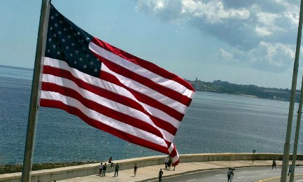 ENEMIGOS POR UN AÑO MÁS. Cuba libera los presos en homenaje al viaje papal mientras Obama prorroga el embargo a Cuba. Esperando levantarlo…