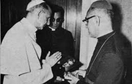 Pablo VI bendice la foto de Rutilio Grande que le muestra Romero