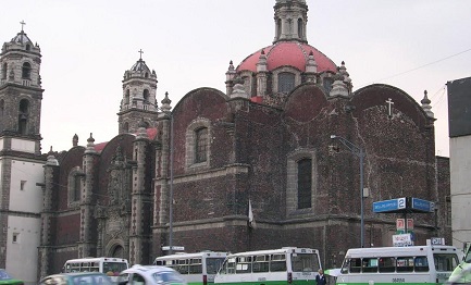 REHÉN DE LA DESIDIA. En el Centro histórico de Ciudad de México, la iglesia de Santa Veracruz se encuentra en un estado de completo abandono