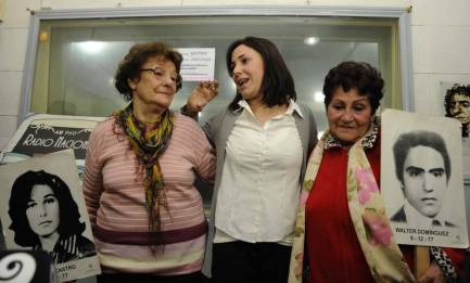 “REAPARECIDA” A LOS 37 AÑOS. Claudia, la nieta recuperada número 117 y sus cuatro padres. El reencuentro con la familia biológica