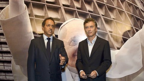 Daniel Scioli y Mauricio Macri con la imagen del Papa al fondo