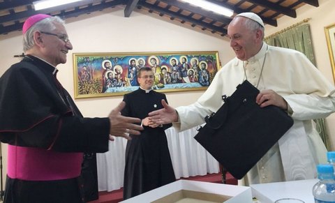 Monseñor Giménez entrega al Papa el regalo de los obispos del Paraguay durante la recepción en la Nunciatura