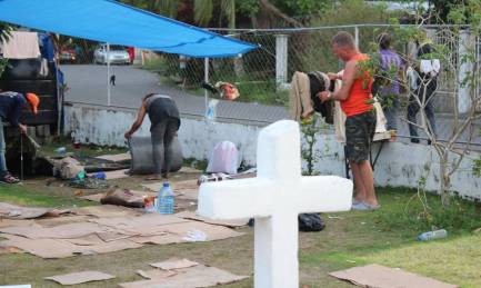 Cubanos pernoctan en un cementerio de Panamá