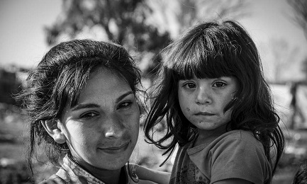 Rostro de mujer latinoamericana con una niña. Foto Claudio Santamaria