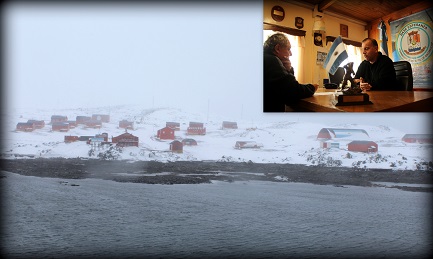 En el recuadro el Jefe de la base antartica Esperanza-Foto Leonardo Proverbio | Composición de Emiliano I. Rodriguez