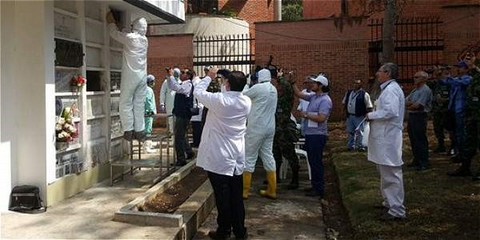 Expertos de medicina legal de Colombia trabajan en el cementerio de Bucaramanga. Foto @VidalAbreo