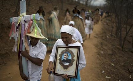 Indígenas de la etnia pankarau en peregrinación con el retrato del padre Cícero a Juazeiro do Norte, en Brasil - Foto AP Leo Correa