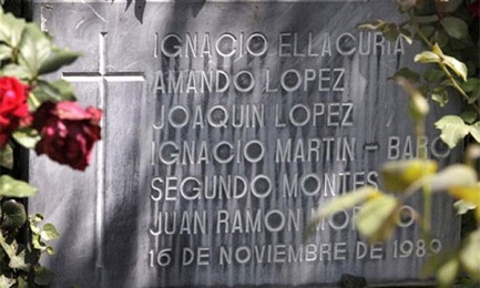 La tumba de los jesuitas de El Salvador asesinados en 1989