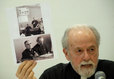 El Rev. William Wipfler muestra la foto de su último encuentro con monseñor Romero el 23 de marzo de 1980, el día anterior al asesinato