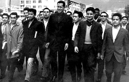Camilo Torres en una foto de 1960 con los alumnos de la Universidad Nacional de Colombia, de la que era capellán auxiliar.