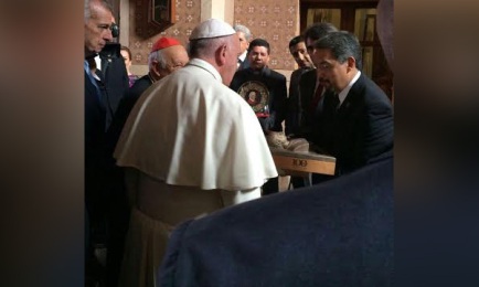 El Papa recibe un bajorrelieve con el busto de Vasco de Quiroga