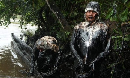 FUTURO NEGRO. El petróleo es una riqueza, pero también una maldición para los pueblos indígenas. El caso del Amazonas peruano