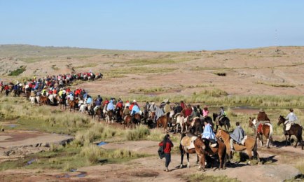 ESPERANDO A SAN BROCHERO, A CABALLO. Cientos de paisanos argentinos del “cura gaucho” cabalgan hacia el pueblo donde vivió para escuchar el 15 de marzo cuándo será la fecha de su canonización