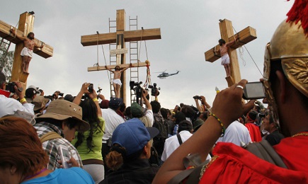 EL MÁS GRANDE DE LOS VIA CRUCIS. En una localidad de Ciudad de México, dos millones de personas participan en el rito del Viernes Santo. 400 actores, 500 comparsas y 2000 Nazarenos