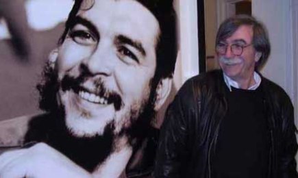 Juan Martin Guevara con la foto de su famoso hermano mayor