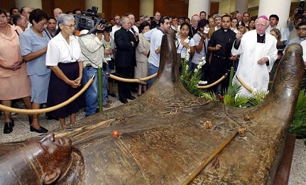 Monseñorr Sáenz Lacalle mientras bendice la tumba de Romero. Foto Yuri Cortez