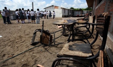 ADIOS ESCUELA. La mitad de los estudiantes de las escuelas secundarias de América Latina abandona antes de terminar. Se desprende del informe del BID, que desde mañana discutirá el tema en Nassau, Bahamas