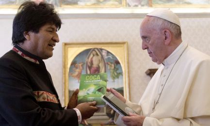 LA TERCERA VIA DE EVO MORALES EN MANOS DEL PAPA. Entre regalos alusivos a la coca y bustos de caudillos indígenas, el presidente boliviano se acredita como líder de los Movimientos Populares