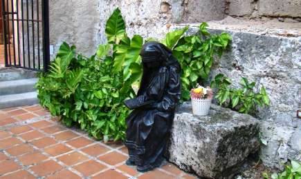 Escultura de Madre Teresa del artista cubano José Villa Soberón. Está colocada en los jardines del convento de San Francisco de Asís en La Habana