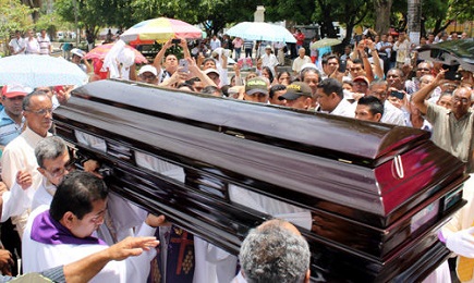 Uno de tantos. Funeral del padre Luis A. León, en Colombia, asesinado el 15 de julio de 2015. Foto El Meridiano de Cordoba