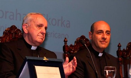 El cardenal Bergoglio y monseñor Víctor Manuel Fernández (foto AICA)