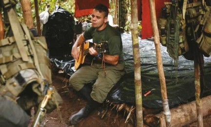 Hace apenas seis meses que Alexander toca guitarra y compone canciones. Foto León Darío Peláez