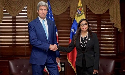 El jefe de la diplomacia de EEUU Jerry y el ministro de Venezuela Delcy Rodríguez