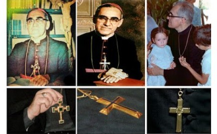 Las cruces pectorales utilizadas por monseñor Romero. La primera de la derecha fue la menos usada, la de la izquierda, con un sencillo “IHS” era la que llevaba con mayor frecuencia y fue sepultada junto con él.