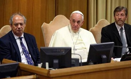 El Papa Francisco sentado entre los directores de Scholas Ocurrentes José María del Corral y Enrique Palmeyro