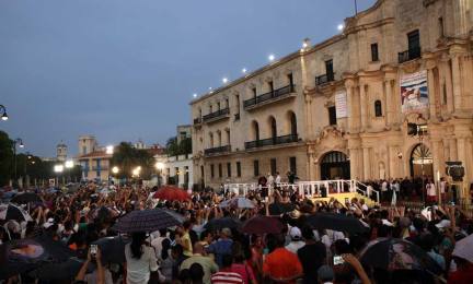Papa Francisco llega a la entrada del Centro Felix Varela en La Habana