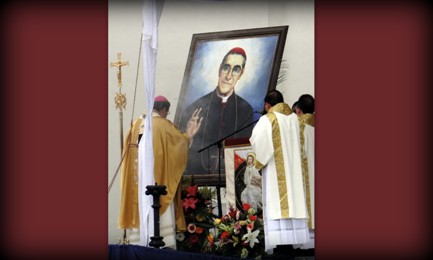 El arzobispo de San Salvador Escobar Alas en el momento de la proclamación. Foto Luis Lazo Chaparro