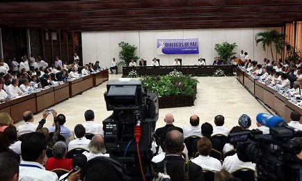 Las delegaciones en La Habana en el momento del anuncio final. Foto A. Ernesto-EFE