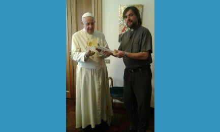 El Papa Francisco con el avioncito de madera que le entregó el sacerdote Di Paola