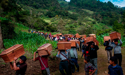 FUNERALES DESPUÉS DE 33 AÑOS. Se identificaron y sepultaron cincuenta víctimas de una masacre perpetrada por el ejército de Guatemala en 1982