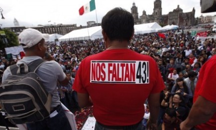 “Nos faltan 43” en referencia a los estudiantes de Ayotzinapa secuestrados en septiembre de 2014. Foto German-Canseco