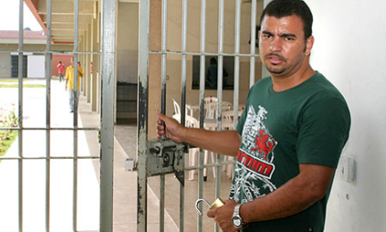 BRASIL. ONDE OS PRESOS POSSUEM AS CHAVES NAS MÃOS. Nos passos de uma experiência carcerária inovadora caracterizada pela ausência de armas e agentes penitenciários BRASIL. ONDE OS PRESOS POSSUEM AS CHAVES NAS MÃOS. Nos passos de uma experiência carcerária inovadora caracterizada pela ausência de armas e agentes penitenciários