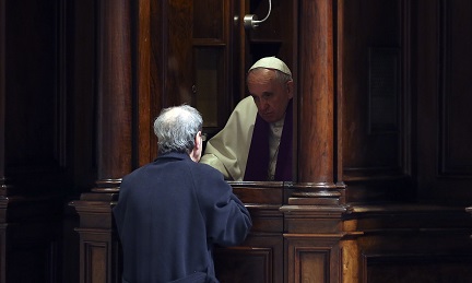 El Papa Francisco en el confesionario de la Basilica de San Pedro