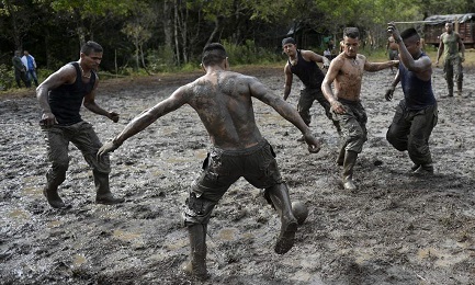 Entre tanto, los guerrilleros juegan al fútbol en el Campamento El Diamante. Foto AFP