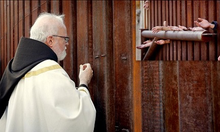 El cardenal O’Malley reparte la comunión en un punto del muro a la frontera con México