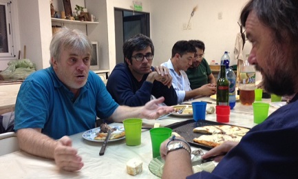 Gustavo Vera con el sacerdote “Pepe” di Paola