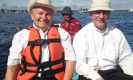 Dom Claudio Hummes navegando no Rio Amazonas